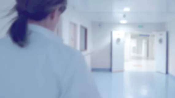 nuit blanche _ infirmière de dos dans un couloir de l'hopital