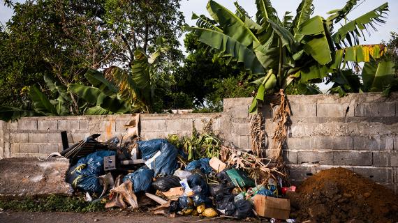 Dépôt sauvage d'ordures à Basse-Terre