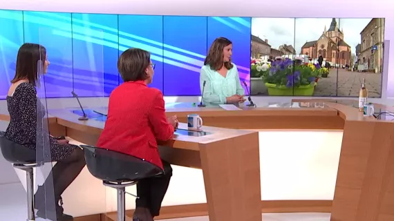Laurence Lancelot, Responsable RH Groupe Gruau à gauche en rouge Lucie Papot , Elève en Terminale, à gauche Laurena Salion, Guide conférencière à Fresnay sur Sarthe, à droite
