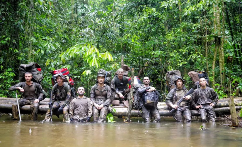 SUR LA PISTE DES ORPAILLEURS CLANDESTINS SUR LA PISTE DES ORPAILLEURS CLANDESTINS