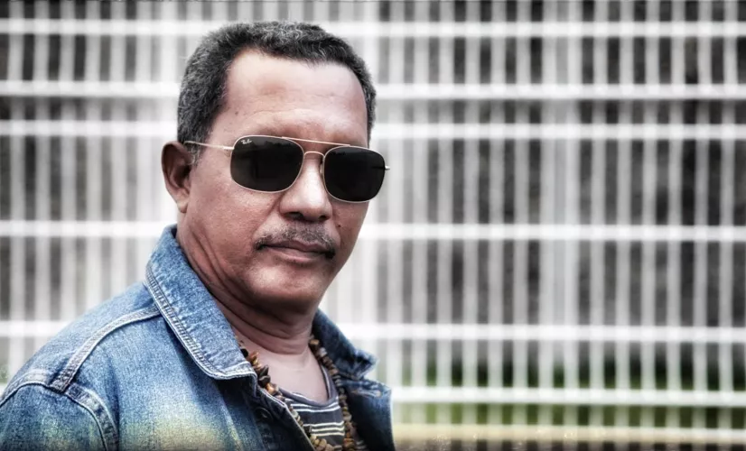 « LOÏC LERY, DE FLINGUE AU STYLO » ©Zycopolis Productions/ Loïc Lery devant la maison d'arrêt  Fleury-Mérogis