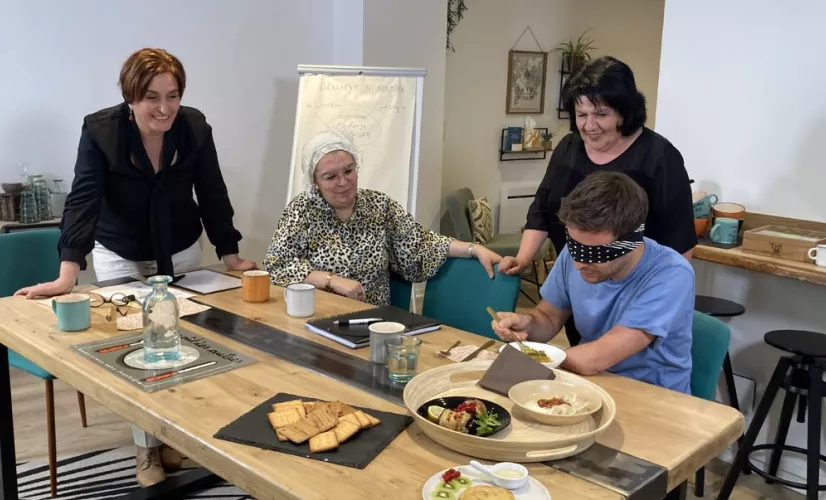 Le goût des rencontres en Pays de la Loire Grégory et les femmes de l'association Le Goût des autres