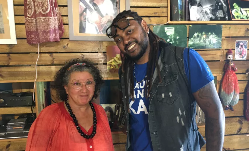 CLAUDIO DANS LA KAZ SPÉCIALE SEMAINE CRÉOLE In ti mot su la Semaine Créole sur Réunion 1ère   Cette semaine, Claudio a rencontré bann Sobatker, bann Zarboutans la langue créole.  Il nous a concocté un voyage à travers un mayage nout’ kozé, nout’ l’écrit, de Saint-Denis à Matouta en passant par Grand Bois.