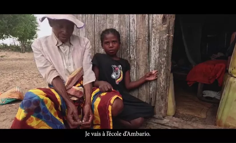 : Au cœur de la région aride de l’Androy, à Madagascar, l’eau est un trésor qui se fait rare. La terre brûle, et les enfants ont faim. Grâce aux citernes construites par l’association Kéré, soutenue par les donateurs réunionnais, la communauté s’organise pour préserver sa survie.