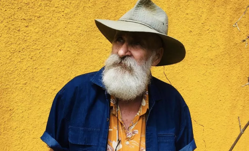 Archipels – Documentaire :  HORS CADRE  Archipels rend hommage à l’œuvre de Vincent Mengin-Lecreulx, artiste peintre, sculpteur, installateur, interprète, cinéaste, constructeur, scénographe ...disparu le 15 février dernier.  L’œuvre atypique de cet artiste contemporain a pris ses racines dans un lieu unique le L.A.C (Lieu d’Art Contemporain) façonné à la Ravine des Cabris par lui-même en 1980 aux côtés de son épouse Roselyne. C’est le lieu où il a tout créé et construit, des bâtiments aux jardins, en passant par les maisons d'artistes accueillan