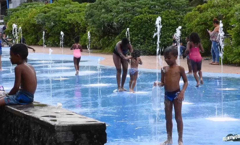 Bassin Bleu, sur la côte est de la Réunion, une eau de source qui jaillit des rochers et se mêle à l’eau de mer. Depuis toujours on y vient boire et chercher de l’eau, parfois de très loin. Si vous y êtes très tôt le matin, certain que vous croiserez des habitués : ces porteurs d’eau, chargés de sacs remplis de bonbonnes d’eau en plastique. Ils viennent au bassin boire, parfois nager, se régénérer au contact d’un lieu magique et unique où résonne clairement la force d’une nature qui se montrer aussi généreu
