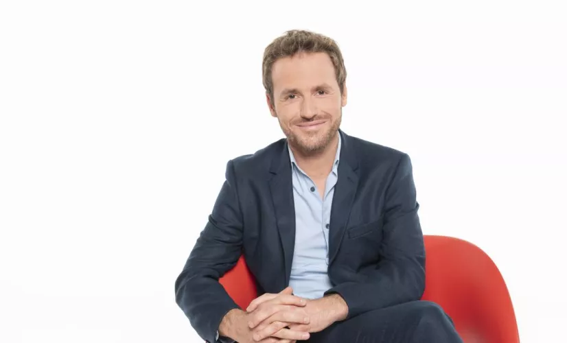 « Frontières : des milliards, des ratés et des barbelés » : du Maroc à la Hongrie, en passant par le Luxembourg, reportage sur Frontex, l’agence européenne de garde-frontières et des garde-côtes, et ses zones d’ombres. Entre 2005 et 2001, le budget de celle-ci est passé de 6 à 544 millions d’euros, soit multiplié par 90. Mais l’agence, sanctionnée pour son manque de transparence, est-elle réellement efficace ?