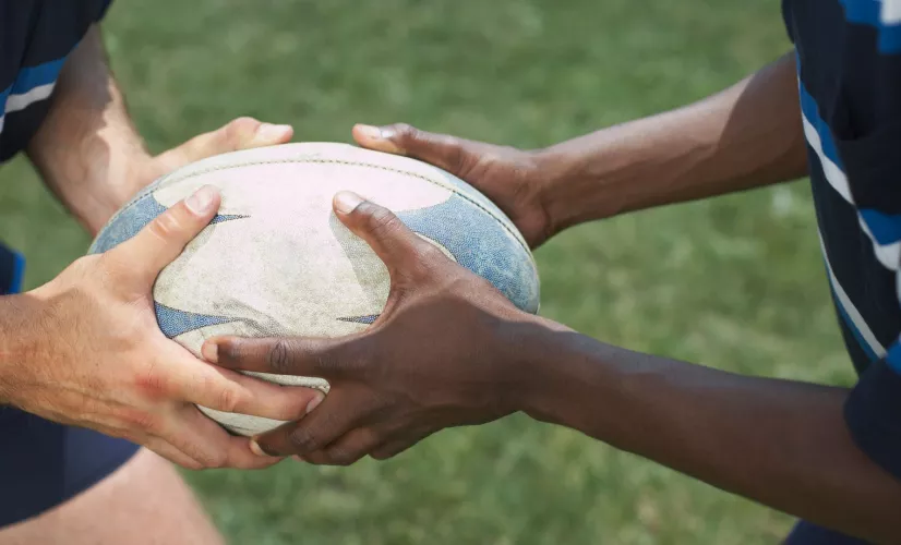 Le rugby sur France 3 Provence-Alpes-Côte d'Azur  Joueurs de rugby tenant un ballon