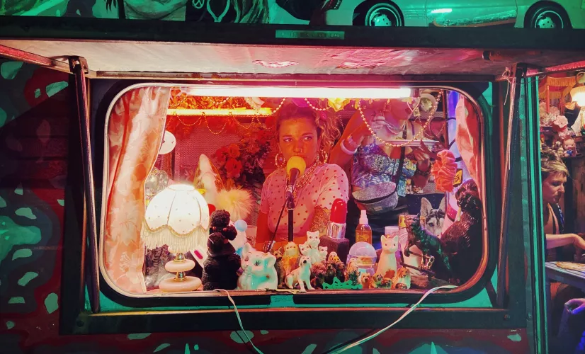 Candy Love dans sa caravane © Gabrielle Culand Candy Love dans sa caravane © Gabrielle Culand