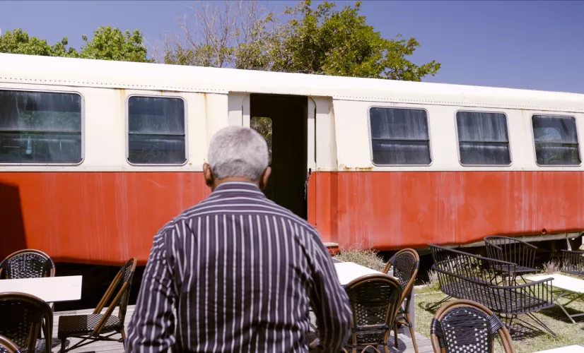 Un Ti-Train nommé Désir C'est l'Histoire d’un Ti-train. Un Ti-train fantôme qui tracte ses démons et ses joies bien malgré lui ; un fantôme qui a bel et bien existé et qui a sillonné La Réunion pendant presque 100 ans.