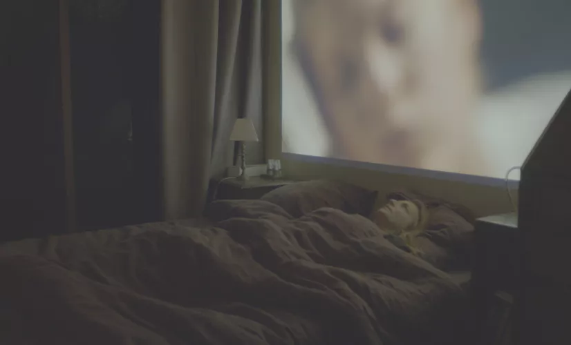 une femme dans son lit