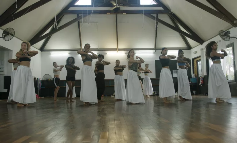 4 chorégraphes, 4 parcours, 4 identités et 4 créations différentes.  Ou comment 4 artistes réunionnais œuvrent pour transmettre leur vision du monde par la danse. 