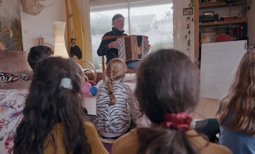 Comment se (re)trouver quand on est déraciné ? 🤔 Découvrez l'histoire de René Lacaille et de ses enfants, une lignée de musiciens hors-norme qui portent haut la culture créole à travers le monde ! 🗺️🎤