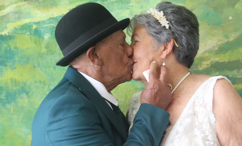 Voici la belle histoire de Gislaine 79 ans et Coco 84 ans qui s’apprêtent à convoler après s’être retrouvé il y a peu. Vous vous doutez, chacun de son côté à mener sa vie avec des enfants mais Coco n’a jamais pu oublier cette demoiselle, sur qui il avait littéralement craqué lors d’un bal. 