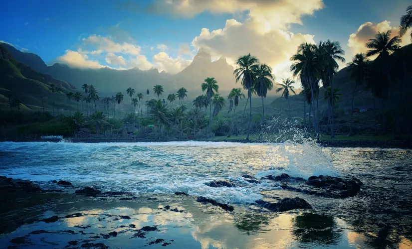Motu Haka,  le combat des îles Marquises - Ile de Ua Pou ©Raynald Mérienne  Motu Haka,  le combat des îles Marquises - Ile de Ua Pou ©Raynald Mérienne