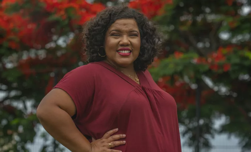 Lé toujours plus gayar, quand Sé Zot Ki Koz!  Cette année, c'est Johanne Vélia qui nous emmène partout à La Réunion. Qu'il pleuve, qu'il vente ou... que le volcan i pète! Johanne n'a peur de rien et nous fait découvrir les lieux touristiques, les lieux urbains, les lieux où l'on travaille, bref, là où les Réunionnais vivent. 