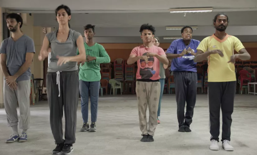 Au travers la création d'un spectacle en Inde et d'ateliers de danse intégrante, des personnes handicapées explorent leurs limites pour se construire.