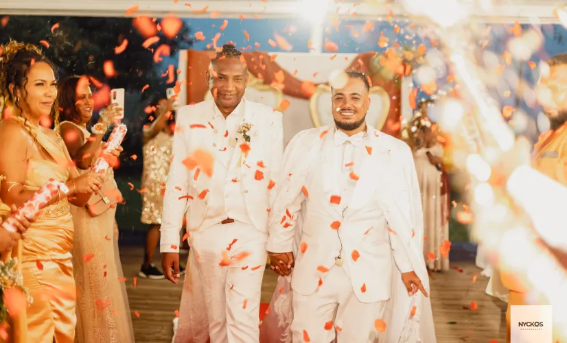 Épisode : n°4 - Le Mariage de Eymerick et de Fabrice Un amour qui s'écrit enfin au grand jour ! ❤️🌈   Samedi 28 février à 19h50 sur Réunion la 1ère, plongez-vous au cœur de l'histoire d'Eymerick et Fabrice dans "Lamour lé Dou".  Rocaya nous emmène à la rencontre de Eymerick et Fabrice. Si leur relation s'est construite sur plusieurs années, leur vie commune est récente, puisqu'ils partagent le même toit depuis un an.