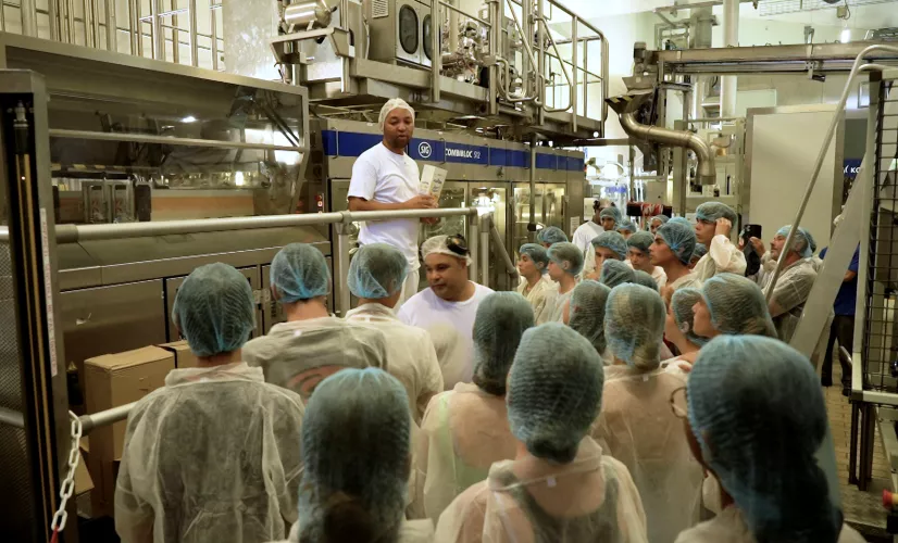Les Nouveaux Défis, votre rendez-vous avec l’économie de l'île sur Réunion la 1ère.  Chaque mois, Stéphanie Joannès vous invite dans les coulisses des entreprises et des industries de notre île à la découverte des secrets de la production locale et à la rencontre des hommes et des femmes qui font vivre l’économie.  Portraits, métiers, innovation, économie circulaire, environnement, vous le verrez, les défis à relever sont nombreux dans nos entreprises locales.  Un magazine proposé par l’ADIR, avec le soutie