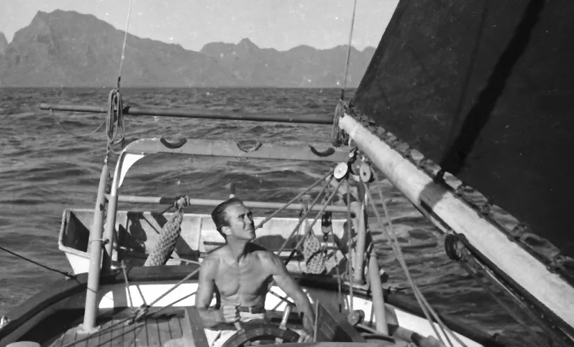 LA DERNIERE TRAVERSEE Robbie sur le Varua, son bateau qu’il a lui même construit dans son chantier naval