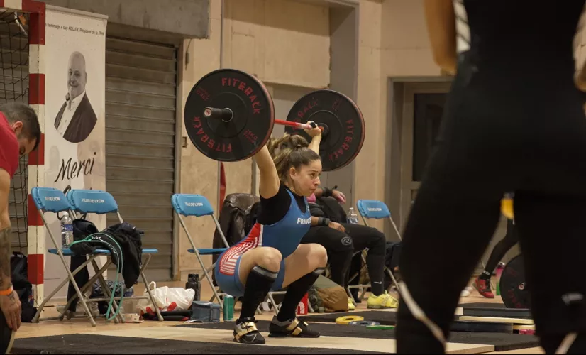 Archipels : Les déesses de la fonte, de la Réunion - Documentaire @reunionla1ere @Francetelevisions Trois générations de femmes sur l'île de la Réunion repoussent les limites de la force physique. Daisy (60 ans), Stéphanie (40 ans) et Loane (20 ans) excellent dans l'haltérophilie, la force athlétique, et le crossfit, chacune à leur manière.