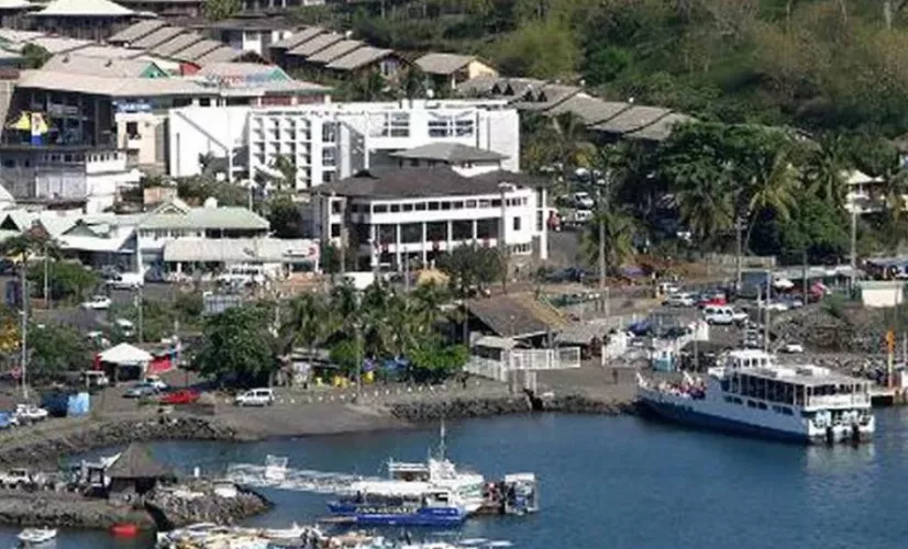 MAYOTTE,  EN OFF <br> Ou l'histoire OFF du premier film de cinéma tourné à Mayotte Mayotte, en OFF c'est l'histoire d’un territoire qui n’existe pas dans le cinéma français, ni dans l'imaginaire du public...
