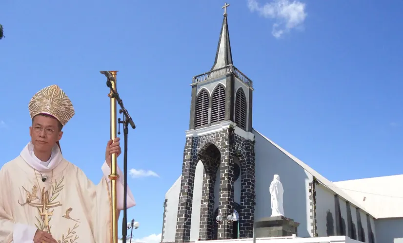 Le rayonnement spirituel de La Réunion à l'honneur pour les Rameaux Ce dimanche 29 mars, Le Jour du Seigneur s’installe à l’église de Saint-André pour une célébration exceptionnelle en direct sur Réunion la 1ère. La messe sera présidée et prêchée par l'évêque, Monseigneur Pascal Chane-Teng. Entre le témoignage de foi d'Aliya Djana Marie Dramé, la ferveur de la communauté locale et la parole inattendue de la grande reporter Mémona Hintermann, vivez une entrée dans la Semaine sainte marquée par le dynamisme e
