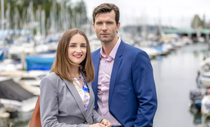 Une jeune veuve effectue un stage d'été pour valider des études de comptabilité. Courtisée par le PDG, elle a le béguin pour un collègue très réservé.