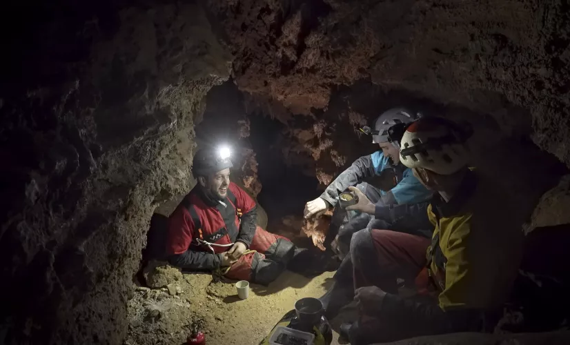 NOS TERRES INCONNUES DANS LE VERCORS AVEC CLAUDIO CAPEO © Adenium TV NOS TERRES INCONNUES DANS LE VERCORS AVEC CLAUDIO CAPEO © Adenium TV