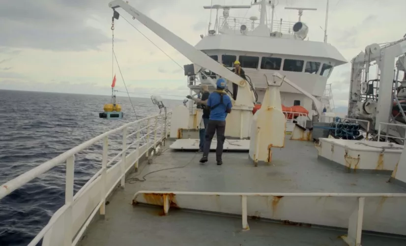 NOTRE MONDE Inédit - à bord du patrouilleur Osiris II, propriété des Affaires Maritimes, en mission dans les eaux de l'océan indien : surveillance des zones de pêche, appui aux équipes scientifiques, formation en immersion pour deux jeunes qui se destinent aux métiers de la mer. Un voyage au rythme d'une "marée" de 45 jours