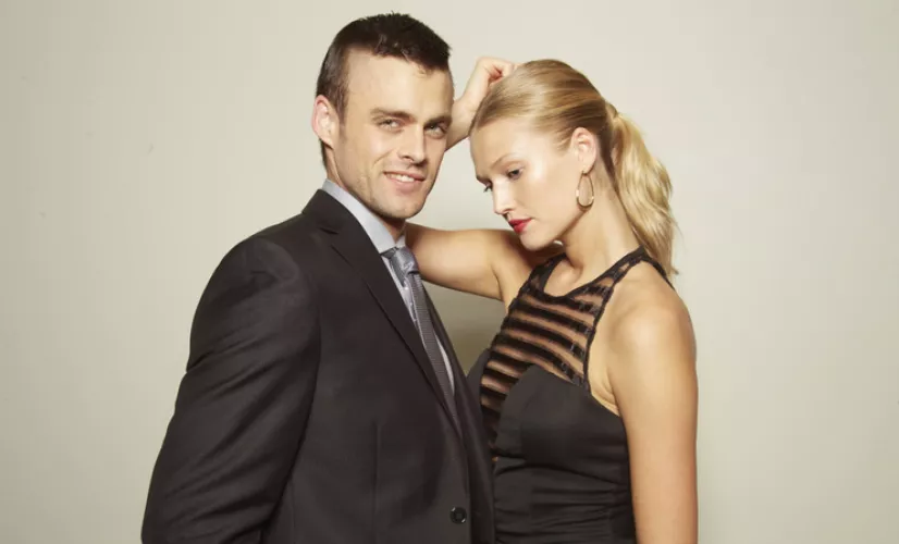 Dans la nuit du 14 février 2013, le champion olympique handisport Oscar Pistorius abat sa compagne Reeva Steenkamp de quatre coups de feu. 