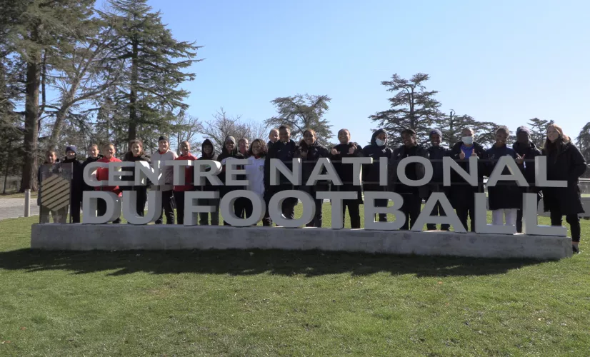      Elles viennent des quatre coins du monde ! De La Réunion, de Mayotte, de Nouvelle-Calédonie, de Polynésie, de Martinique, de Guadeloupe et de Guyane, elles ont 15 ans, et cette sélection de jeunes footballeuses restera gravée dans l’histoire, car pour la première fois tous les territoires d’outre mer ont été conviés à travailler ensemble, de concert, pour créer une équipe ultramarine. Le point de rencontre, Clairefontaine, le temple du football français ! 