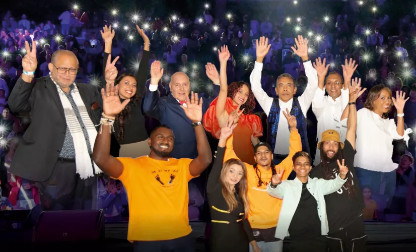 Une Affiche exceptionnelle pour un spectacle sensationnel !   Afin de toujours faire rêver encore plus d’enfants issus de familles modestes, l’Association 1000 Sourires, présidée par Ibrahim Ingar, avait organisé sa 3e soirée caritative pour une levée de fonds au Téat Plein Air de Saint-Gilles, le samedi 24 septembre dernier avec le soutien des humoristes Marie-Alice Sinaman et Thierry Jardinot, marraine officielle  et parrain historique de l’association