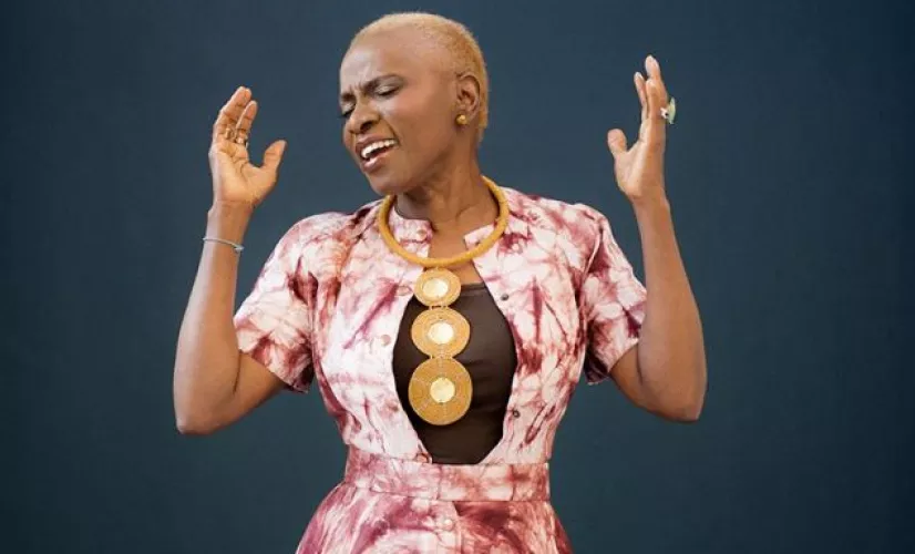Un portrait d'Angélique Kidjo, chanteuse béninoise connue dans le monde entier, mais aussi activiste et figure tutélaire pour la nouvelle génération d'artistes africains.