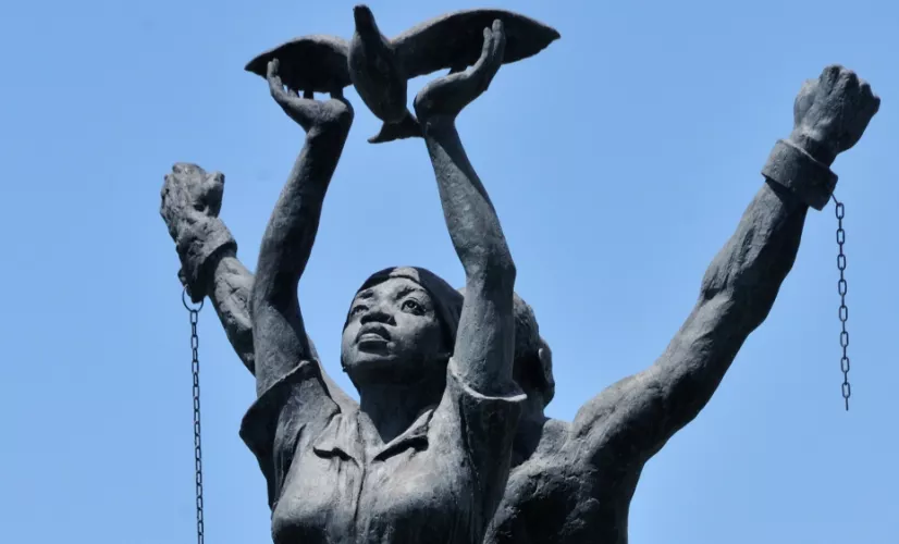 © droits réservés Statue "Les marrons de la liberté" du guyanais Lobie Cognac érigée au rond-point Adélaïde Tablon à Rémire-Montjoly (Guyane)