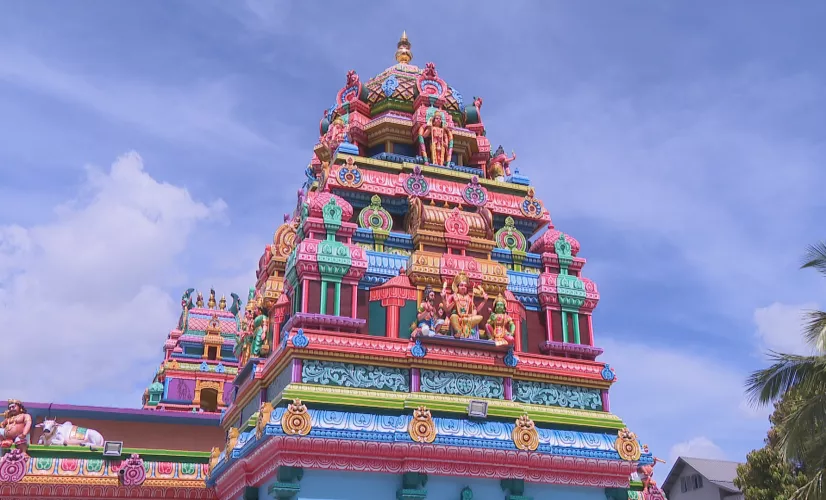 La Cérémonie religieuse du jour de l’an Tamoul est à suivre sur Réunion la 1ère depuis le temple de Saint-Paul  Pouttandou Vajtoukkel 5124 : « Bonne année 5124 » à la communauté indienne tamoule sur Réunion la 1ère !  Le temple de l’association Siva Vishnou Karly de Saint-Paul a été érigé il y a 135 ans. Il se compose de deux sanctuaires principaux qui abritent respectivement la demeure de SHRI MOUROUGA et l’autre celle de SHRI MARIAMMAN.  Dans ce lieu de culte hindou, on organise chaque année deux importantes tavam ou pénitences à savoir le Kâvadi en l’honneur de SHRI MOUROUGA et une timidi ou marche sur le feu en l
