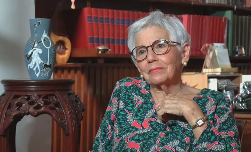 C’est l’histoire d’une jeune fille réunionnaise, issue d’une famille modeste, que tout destinait à devenir une femme au foyer. Mais le destin de Thérèse Lucas, devenue Baillif en 1953, est ailleurs. Elle choisit de travailler et dédie sa vie à la cause des femmes. 