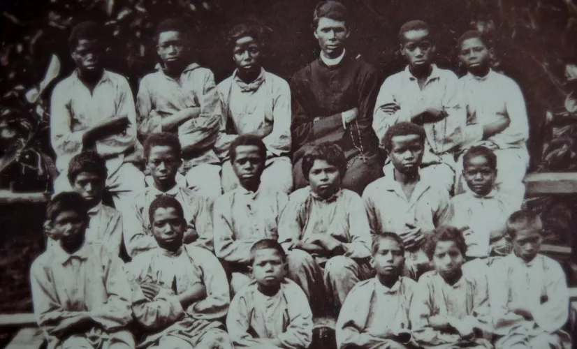 Archipels : UNE ENFANCE EN PRISON "Le pénitencier de l'Îlet à Guillaume" "Information en préambule du documentaire" Lancée il y a une dizaine d'années, la réalisation de ce documentaire s'est trouvée interrompue suite au décès tragique de son co-auteur, l'historien Sudel Fuma. Ayant pu relancer le projet, nous avons eu le privilège, une décennie plus tard, de mener à son terme cette création audiovisuelle. Nous dédions ce film au regretté Sudel Fuma.  Résumé : Le 8 mars 1869, une colonie pénitentiaire pour jeunes détenus est ouverte à l'île de La Réunion. Il s'agit d'un bagne po