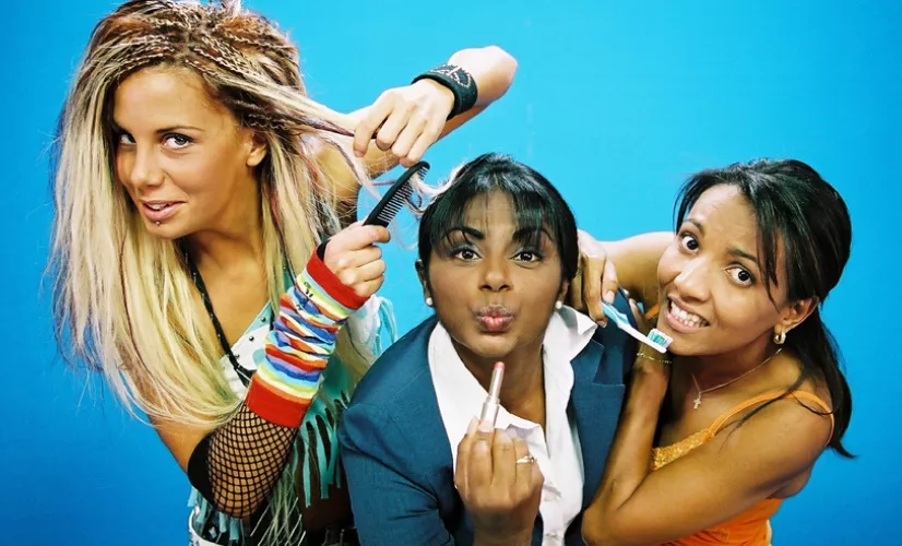 ZE TANTINES 1 : «FANM, FANM, FANM !!! 3 fois FANM » Le spectacle ZE TANTINES, spectacle 100% féminin est prétexte à découvrit l’univers des trois colocataires avec son lot de confidences, de crises de jalousie, d’humour et de fous rires dont le sujet principal reste : les hommes…