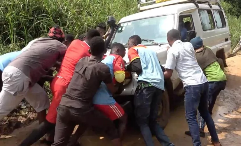 Ouganda-Congo, sur les routes de l'enfer Élever ses enfants, les porter, jusqu’à ce qu’ils volent de leurs propres ailes… Une histoire universelle qui se répète partout dans le monde.