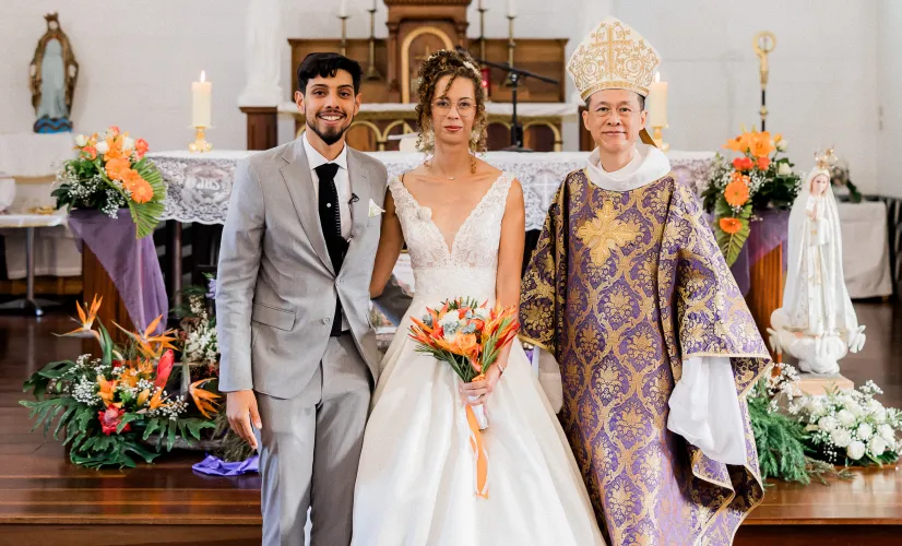 Six mariages, six histoires uniques, et une complice de chaque instant : Rocaya. Pour ce grand final, elle vous invite à une union d’exception, bénie par Monseigneur Pascal Chane-Teng.