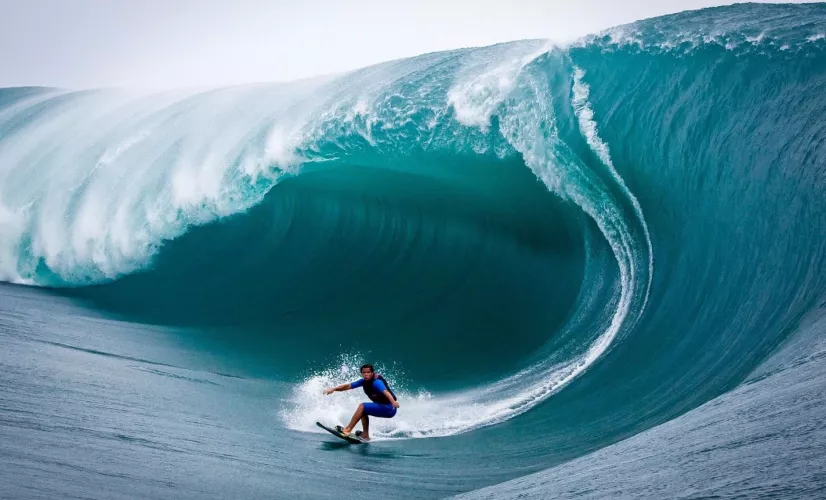 Le surfeur australien Julian Wilson à Teahupo'o