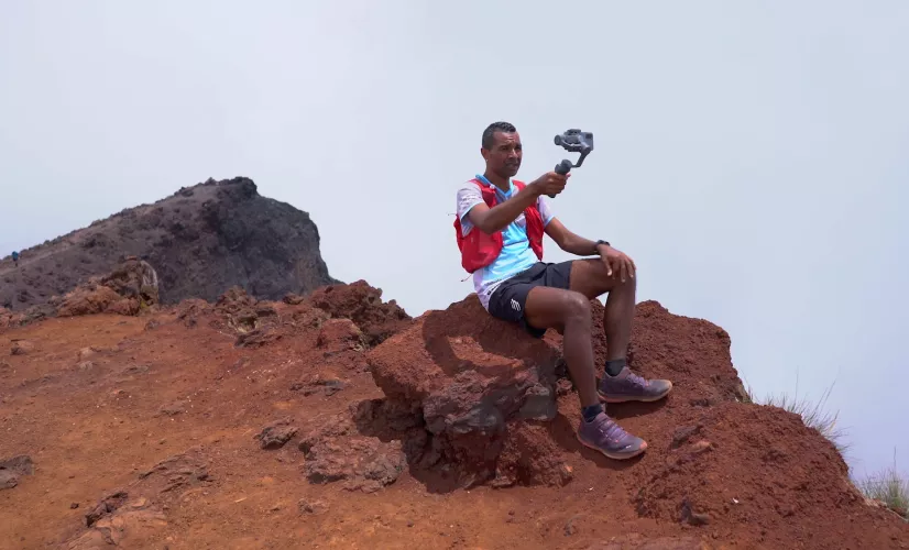 Dann santié, Pour cette seconde saison, continuons à explorer notre île à travers les visites guidées de nos passionnés de la nature et de notre patrimoine, « Pitons, cirques et remparts ». Pour le plaisir des téléspectateurs de Réunion la 1ère, Eddy et son compère Guillaume n’ont pas hésité à parcourir près de 100 km et près de 4000m de dénivelé positif dann sentié : Grand Étang, le volcan, le phare de Sainte-Suzanne, Grand Bénare, Mafate Marla et le Piton des Neiges.